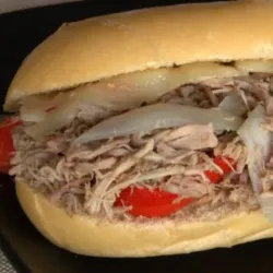 Sandwich de cerdo asado con mariquitas de platano