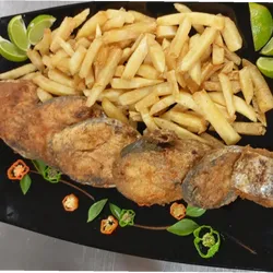 Tabla de ruedas de pescado frito con papitas fritas