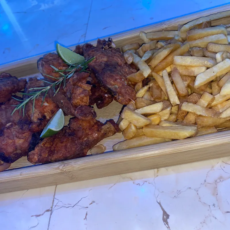 Tabla de ruedas de pescado frito con papitas fritas