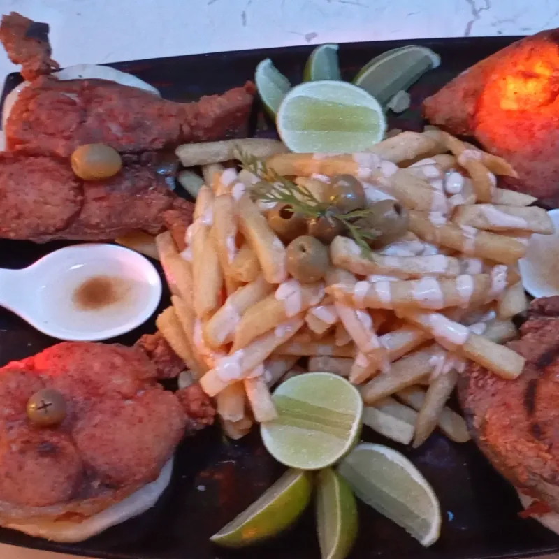 Tabla de ruedas de pescado frito con papitas fritas