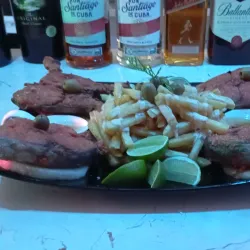 Tabla de ruedas de pescado frito con papitas fritas