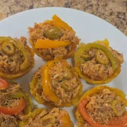 Tostones rellenos con enchilado de jaiba y queso gouda