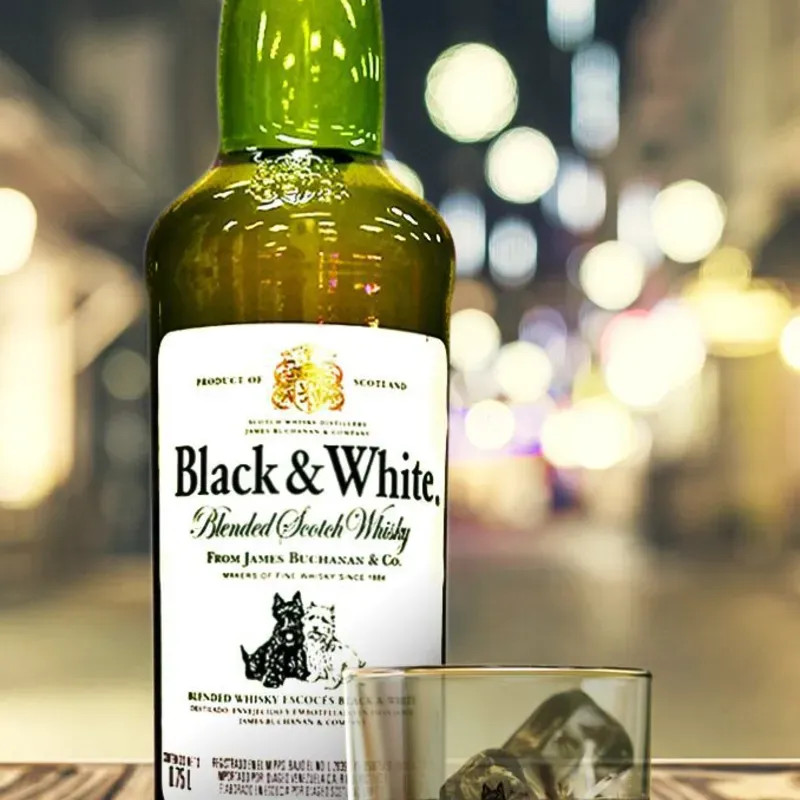 Trago Black and White 