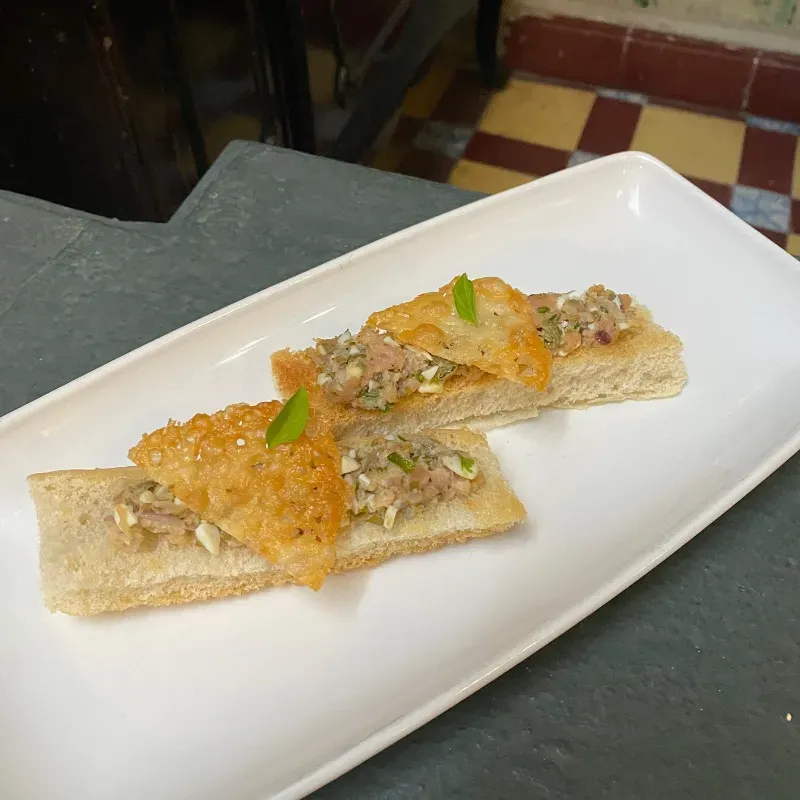 Coca con Tartal de Salmón Ahumado