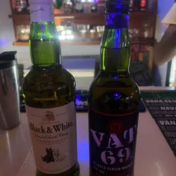 Trago Whisky Black and White y VAT 69