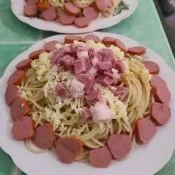 Espaguetis con Queso ,Salchichas y Jamón (Mixto)