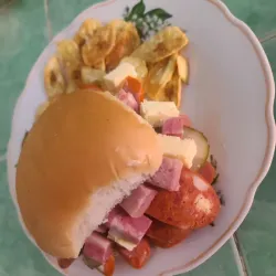 Sándwich con Salchichas, Jamón, Chorizo y Queso