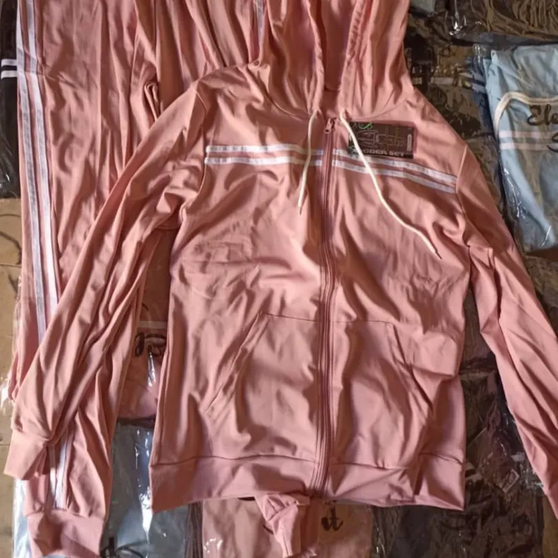 Conjunto de mono y abrigo de mujer