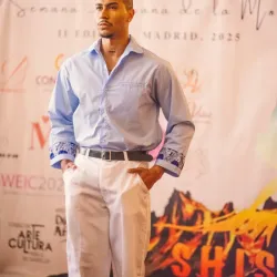 Camisa azul de mangas largas