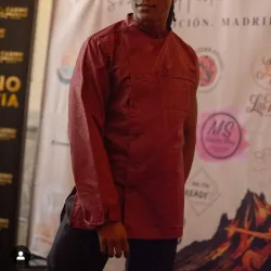 Camisola color rojo vino de una manga larga