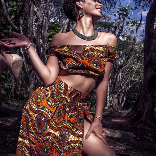 Fundada en 2016, BarbarA's constituye la 1ra marca de ropa afro creada en Cuba. Realizamos productos hechos a mano, con tejido de bajo impacto ambiental y desde los principios de la moda lenta.
Confecciones para todas las edades, incluyendo servicio de costura personalizado.
Ahora contamos con calzados.