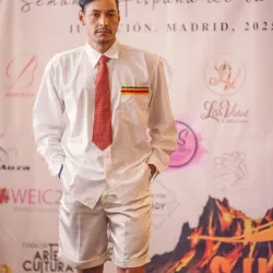 Camisa blanca mangas largas con corbata (se puede comprar por separado)a