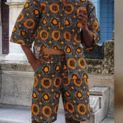 Juego de camisola y short estampado en naranja