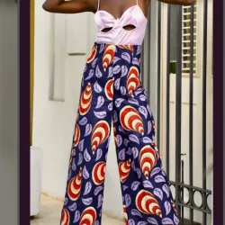 Monopantalón combinado en morado y estampado con escotes frontales