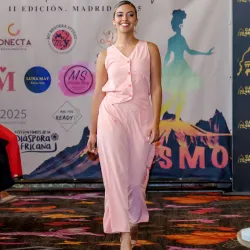 Monopantalón rosado con espalda descubierta