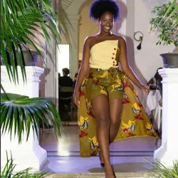 Monoshort combinado en estampado y color oro