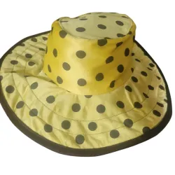 Pamela con lunares y fondo amarillo