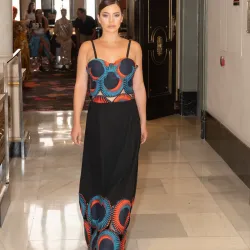 Vestido de tirantes combiando en negro y estampado