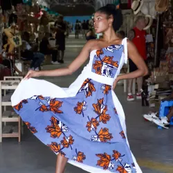 Vestido de un tirante combinado en estampado y blanco