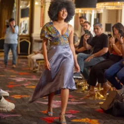 Vestido de una manga combinado en color gris y estampado