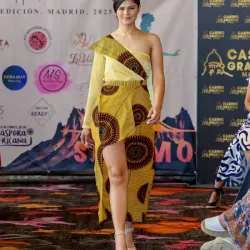 Vestido de una manga con apertura frontal combinado en amarillo y estampado