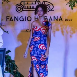 Vestido largo estampado en morado con apertura lateral