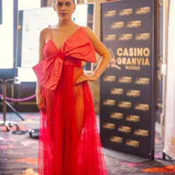 Vestido rosado transparente con lazo frontal