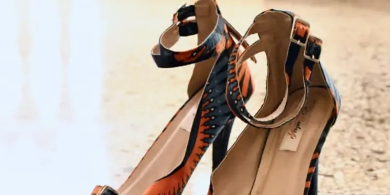 Zapato de tacón abrochado al tobillo