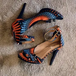Zapato de tacón abrochado al tobillo