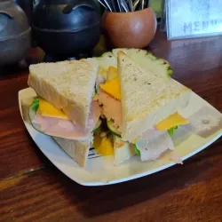 Sándwich de jamón y queso