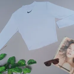 Suéter corto 🤍 Nike