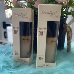 Base líquida SANIYE con protector solar