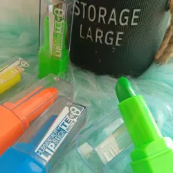 Labial de colores neón