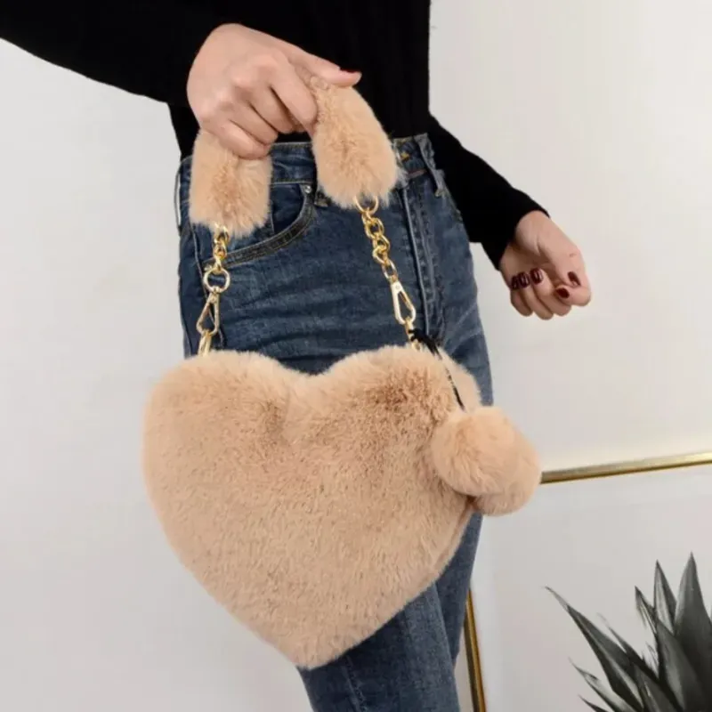BOLSO DE PELUSA EN FORMA DE CORAZÓN 