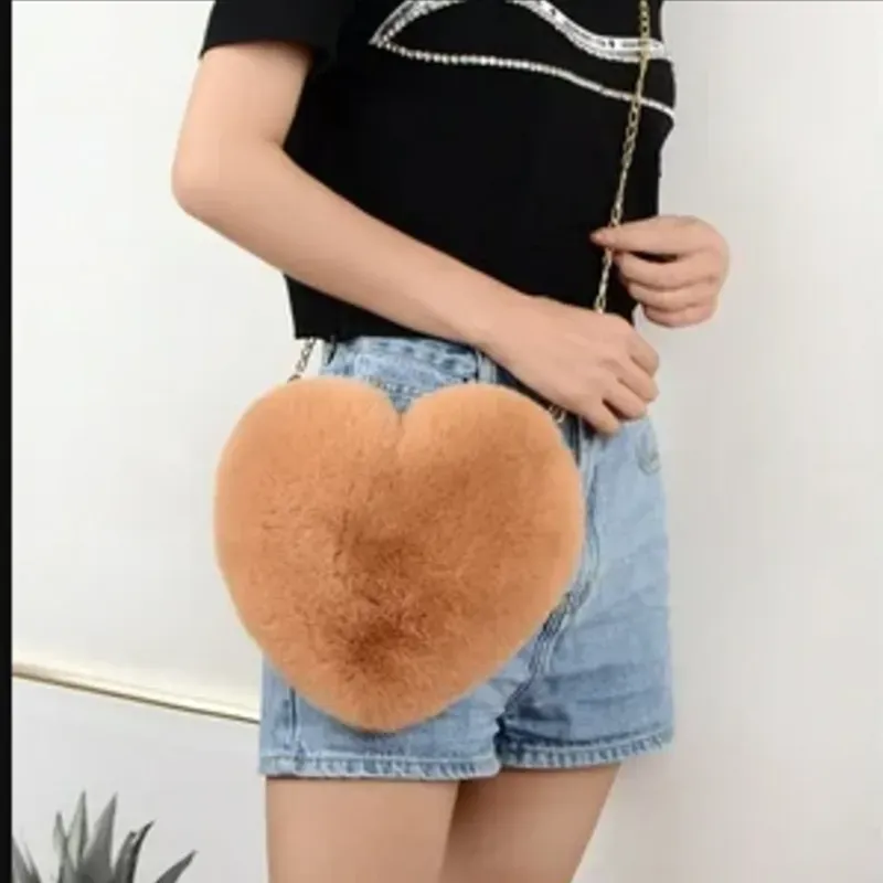 BOLSO DE PELUSA EN FORMA DE CORAZÓN 