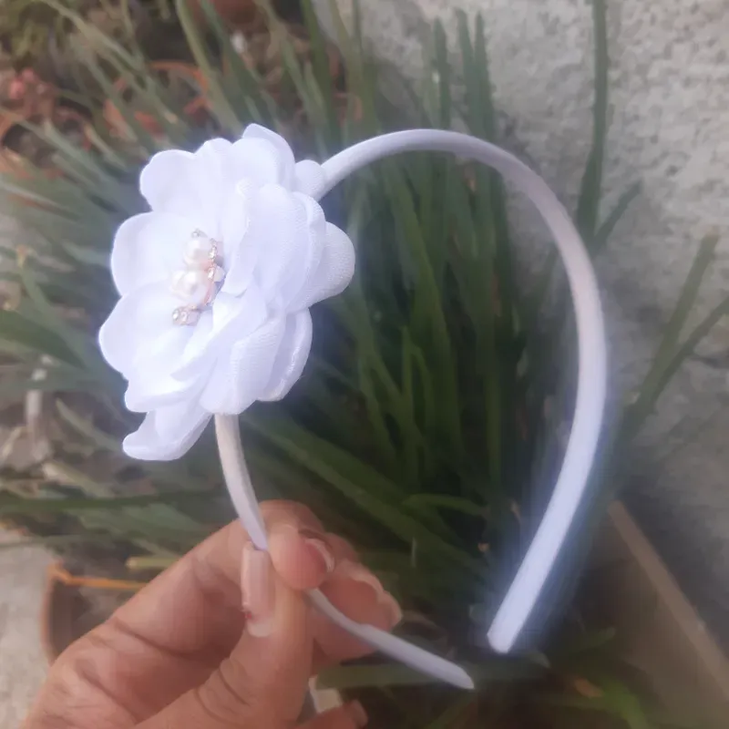 Cintillo de base rígida con una flor