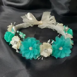 Diadema d flores de organza y satin en tono verde picina y hueso