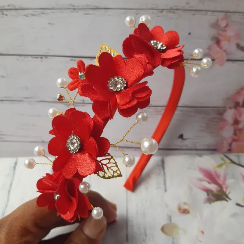 Diadema de flores con alambrismo en base rigida 