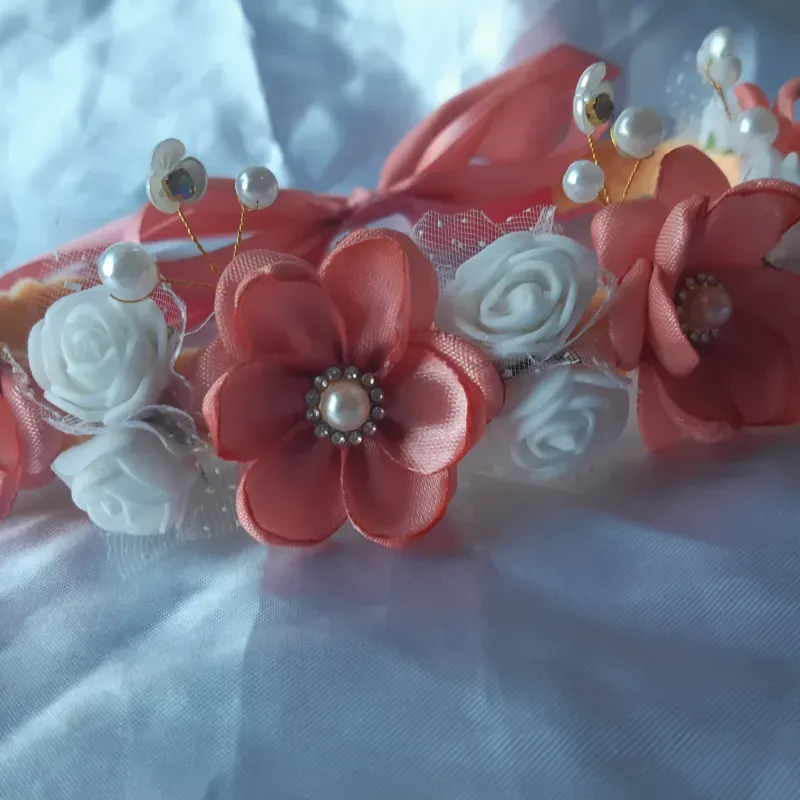 Diadema de flores en tono blanco y rosa palo 