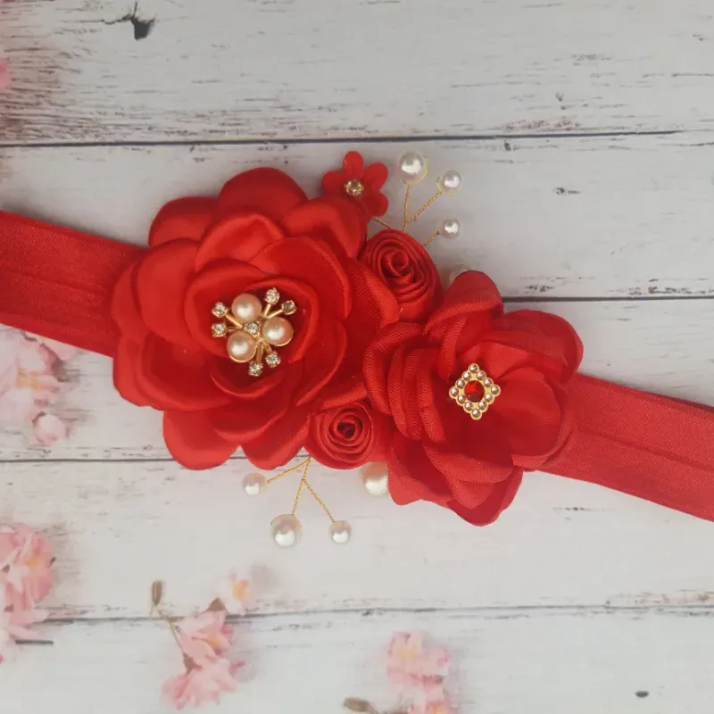 Diadema de flores en tono rojo