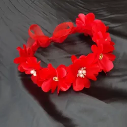 Diadema de flores rojas con alambrismo 