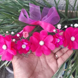 Diademas de flores en tono rosa fuccia 