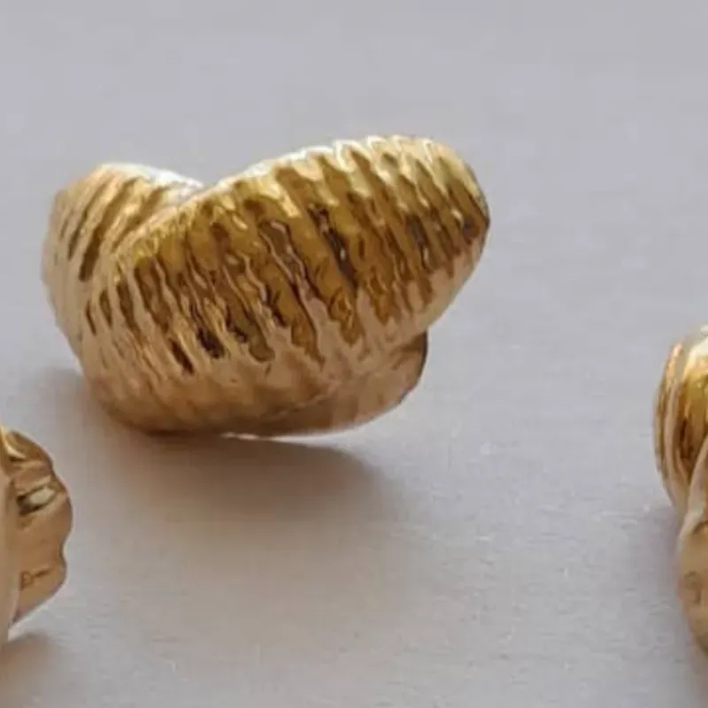 Aretes pegados