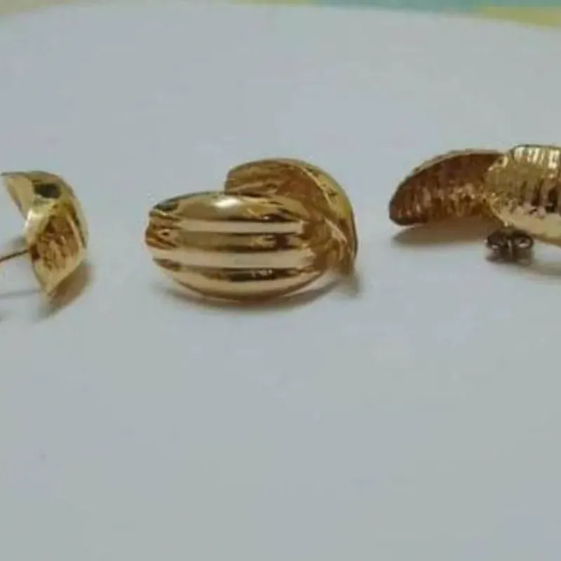 Aretes pegados