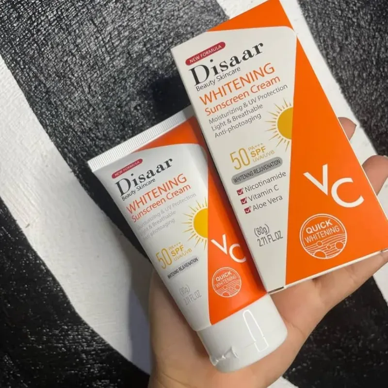 Protector solar blanqueador Disaar Beauty Skincare con vitamina C y SPF 50.