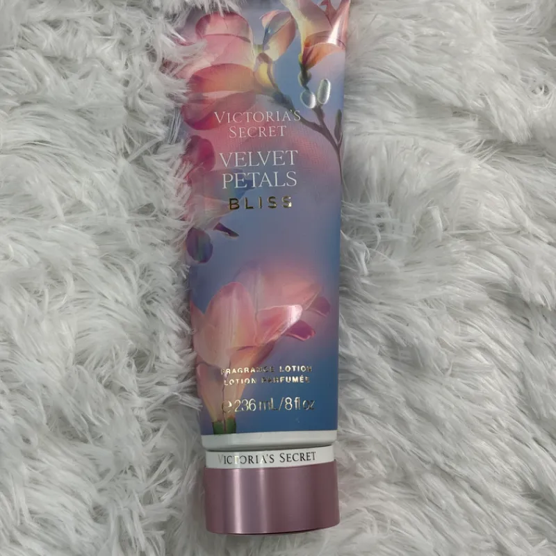 Velvet petals