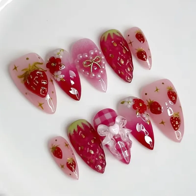 Uñas press on de fresa