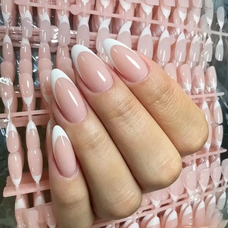 Uñas press on en tono nude con francesa blanca