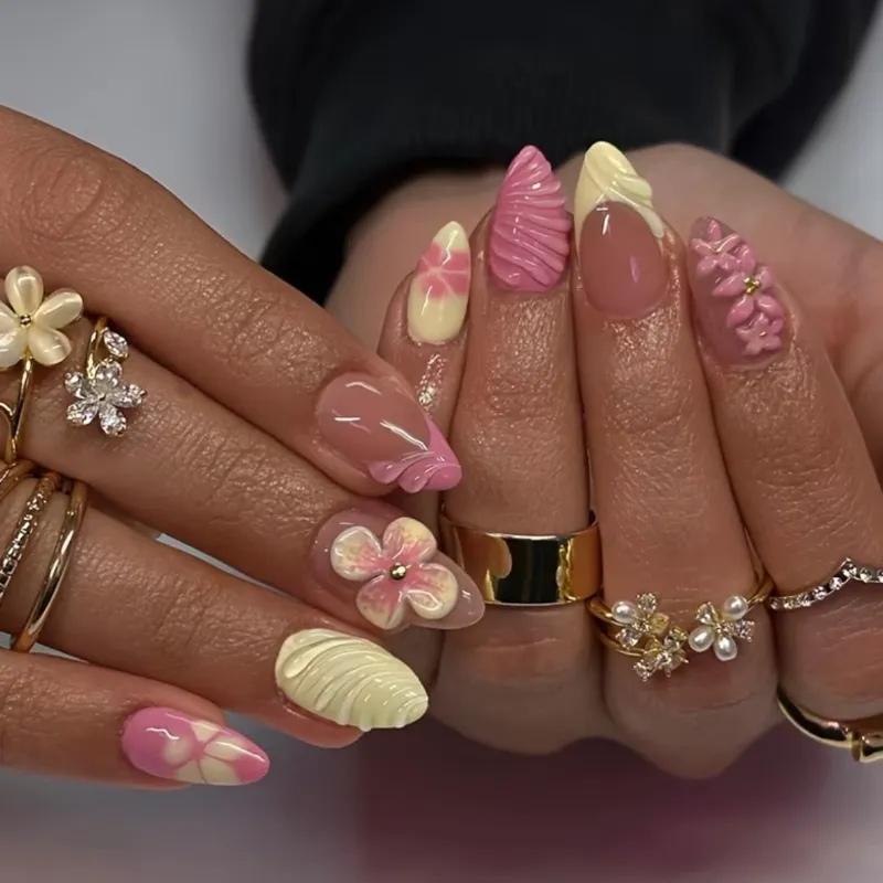 Uñas press on, en tonos rosa y amarillo pastel