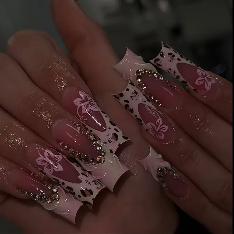 Uñas press on extra largas en tonos nude , rosa y transparente